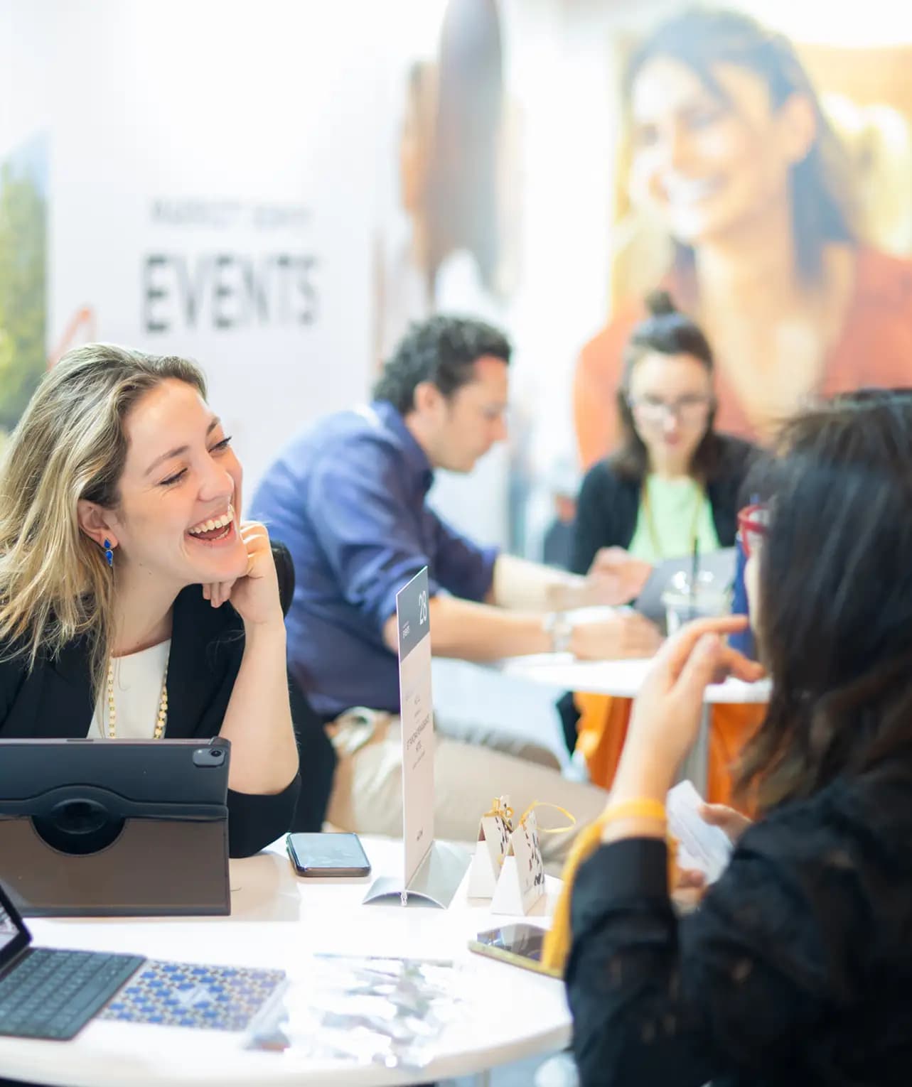 Exhibitors meeting buyers on the M&I show floor